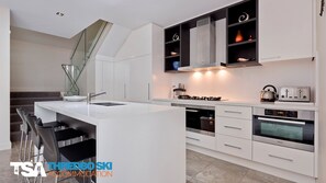 Kaffetrakter/tekoker, kjøkkenutstyr og spisebord