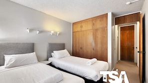 3 bedrooms, iron/ironing board, bed sheets - Tombarra 6B - Central Village (Central Village)