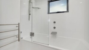 Een douche, een haardroger, handdoeken