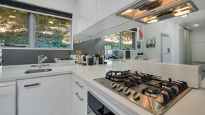 Coffee/tea maker, cookware/dishes/utensils, dining tables - Black Diamond Tombarra 6A (Central Village)