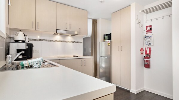 Coffee/tea maker, cookware/dishes/utensils, dining tables