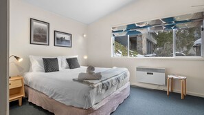 3 bedrooms, iron/ironing board, free WiFi, bed sheets - Tombarra 4B - Central Village (Central Village)