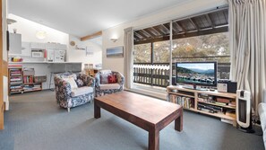 TV, fireplace - Tombarra 4B - Central Village (Central Village)