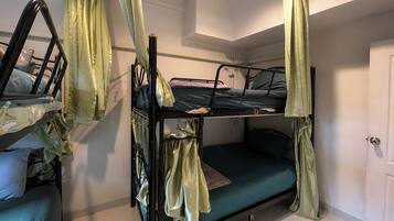 Shared Dormitory, Mixed Dorm | Desk, free WiFi, bed sheets