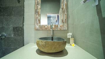 Ducha, toallas, jabón, shampoo