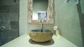 Chambre Double Deluxe, vue ville | Salle de bain | Douche, serviettes fournies, savon, shampoing