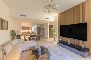 3 bedrooms, soundproofing, free WiFi - Spacious Elegant 3BR Urban Retreat (Dubai)