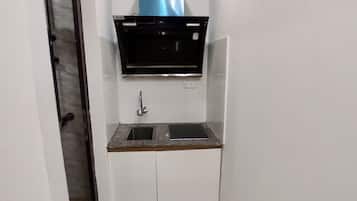 Frigobar, placa de cocina, utensilios de cocina, artículos de limpieza