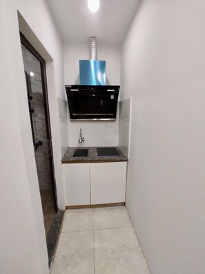 Appartement | Cuisine privée | Mini réfrigérateur, plaque de cuisson