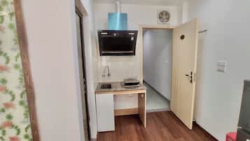 Double Room, 1 King Bed, Kitchen | Private kitchen | Cookware/dishes/utensils, cleaning supplies