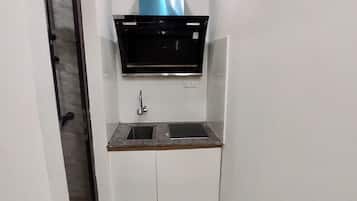 Double Room, 1 King Bed, Kitchen | Private kitchen | Cookware/dishes/utensils, cleaning supplies