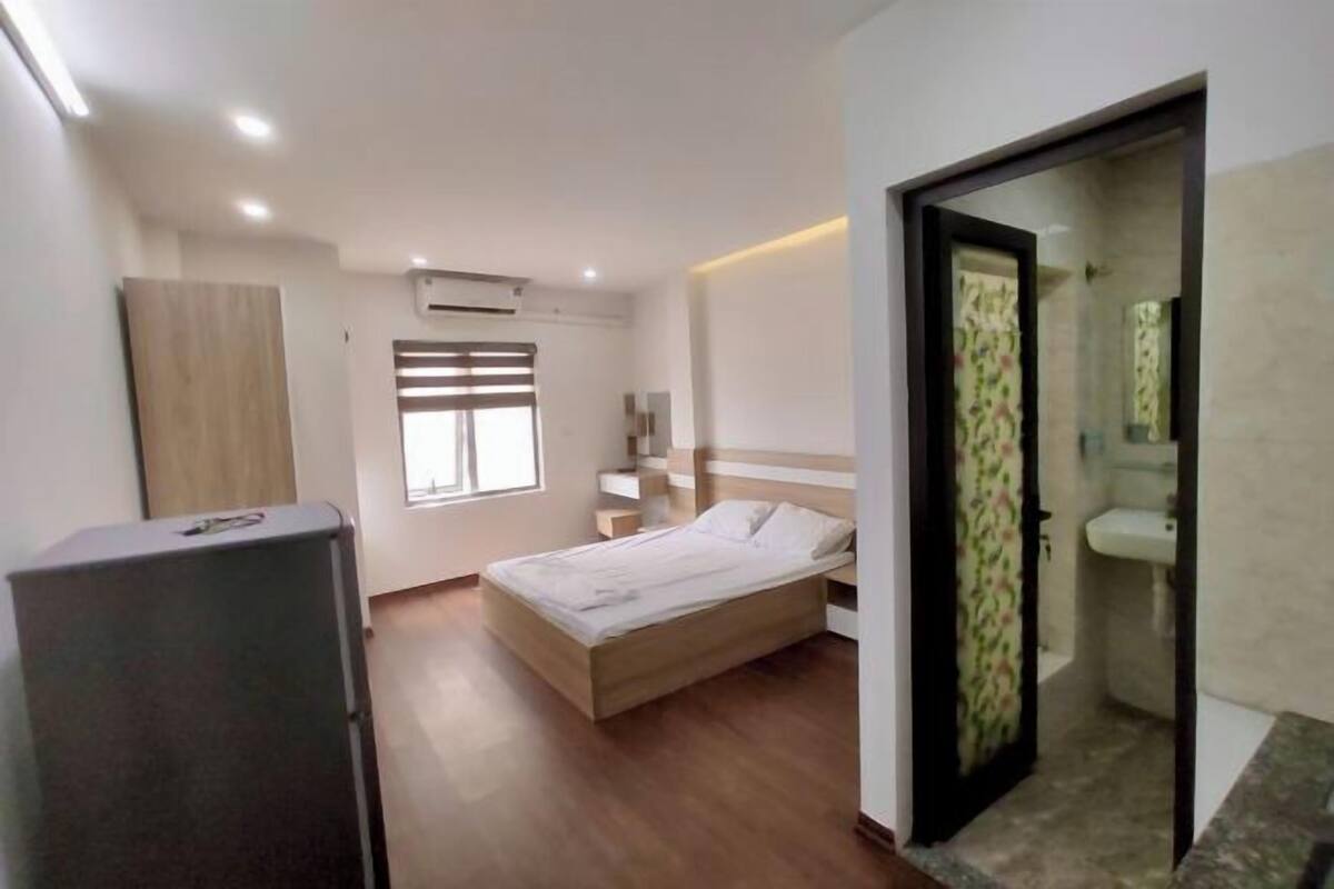 Hypo-allergenic bedding, desk, soundproofing, free WiFi
