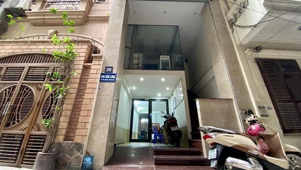 Entrada de un edificio con un letrero que dice "25 EDA MAN LONG".