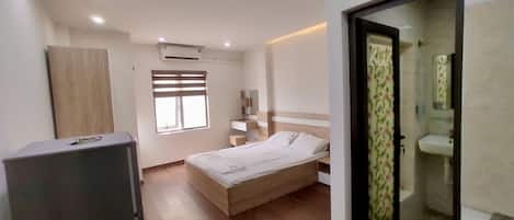 Double Room, 1 King Bed, Kitchen | Hypo-allergenic bedding, desk, free WiFi, bed sheets