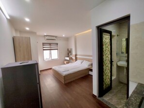 Quarto casal, 1 cama King, cozinha | Roupas de cama antialérgicas, escrivaninha, Wi-Fi de cortesia