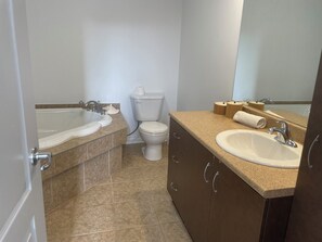 Bruser, hårtørrer, håndklæder, Sæbe