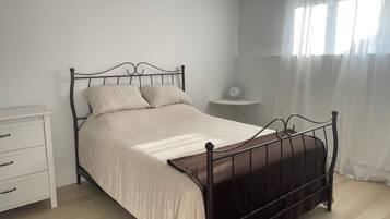 2 Schlafzimmer, Schreibtisch, kostenloses WLAN, BettwÀsche