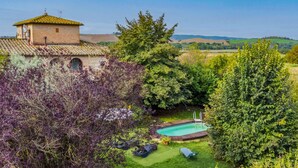 A villa with a swimming pool, a garden, and a view of the countryside. - Podere Palazzetto by Interhome (Buonconvento)