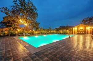 Una piscina al aire libre