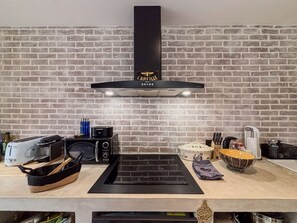 Kühlschrank, Mikrowelle, Ofen, Herdplatte
