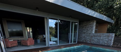 Een buitenzwembad, een verwarmd zwembad