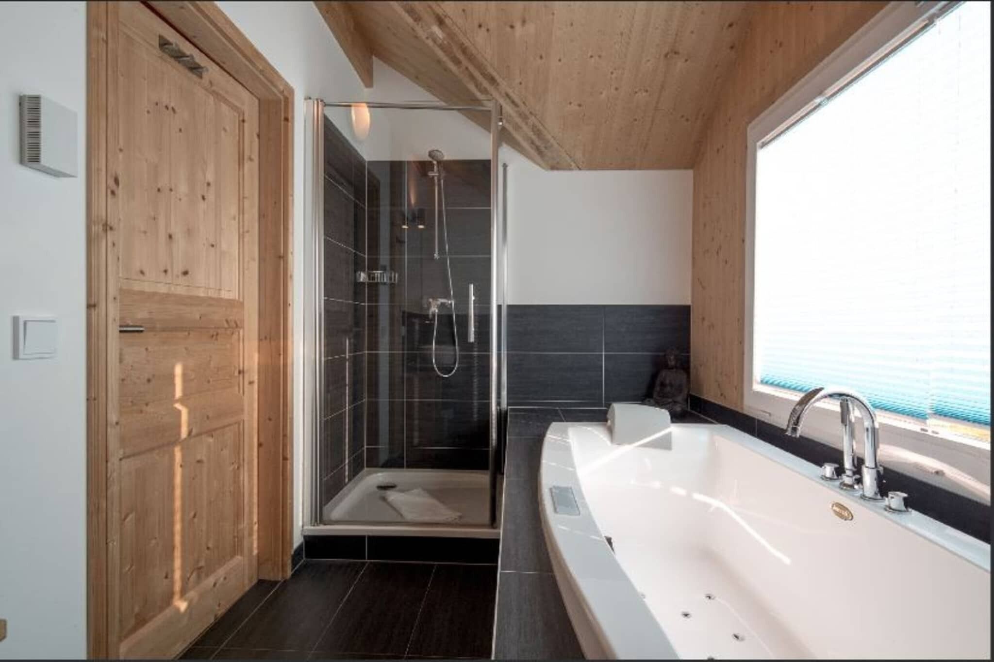 Douche, baignoire à jets, sèche-cheveux, bidet