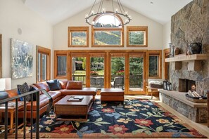 Smart TV, fireplace, stereo