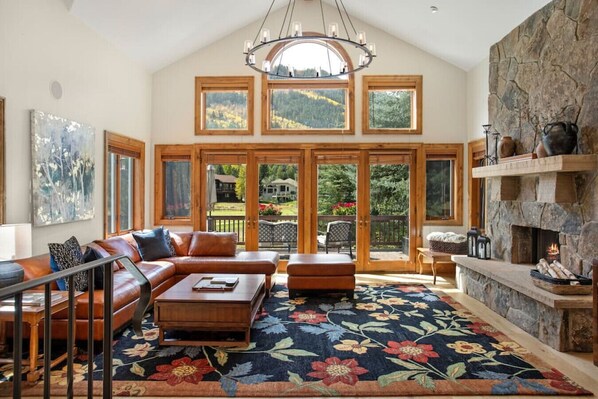 Smart TV, fireplace, stereo