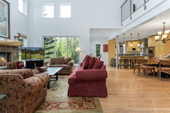 Fernseher, Kamin, Arbeitsbereiche