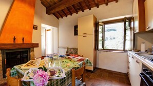 Réfrigérateur, four, tables à manger