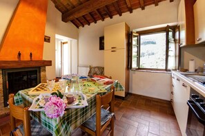 Frigorífico, horno y mesa de comedor