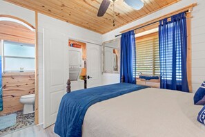 3 bedrooms, desk, WiFi, bed sheets - The Lost Pearl ~ Historic Dog-Friendly Cottage by Private Bid-A-Wee Beach (Panama City Beach)