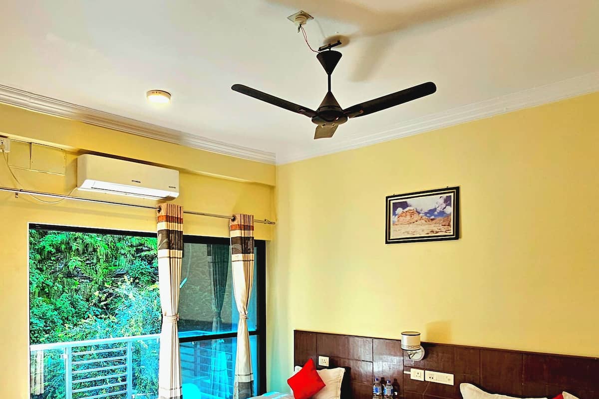Standard A/C Room | 记忆海绵床垫、办公桌、笔记本电脑工作区、隔音