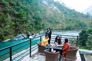 Garden - Shrestha Hotel HotSpring (Tatopani)