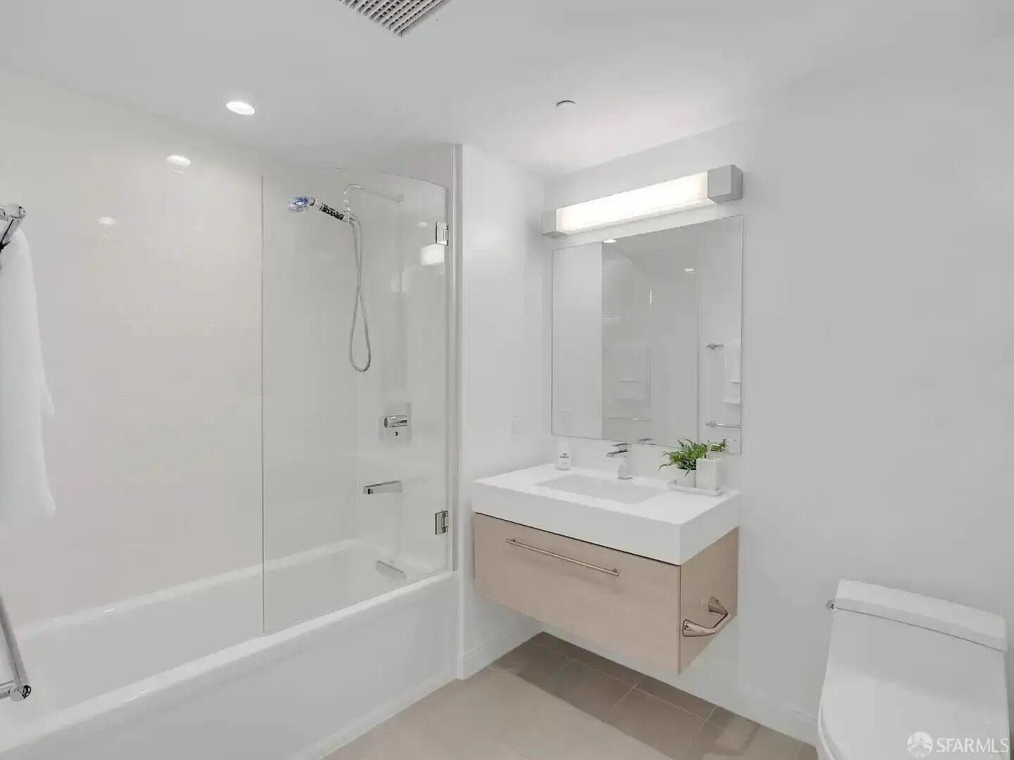 Séchoir à cheveux, serviettes fournies, savon, shampooing