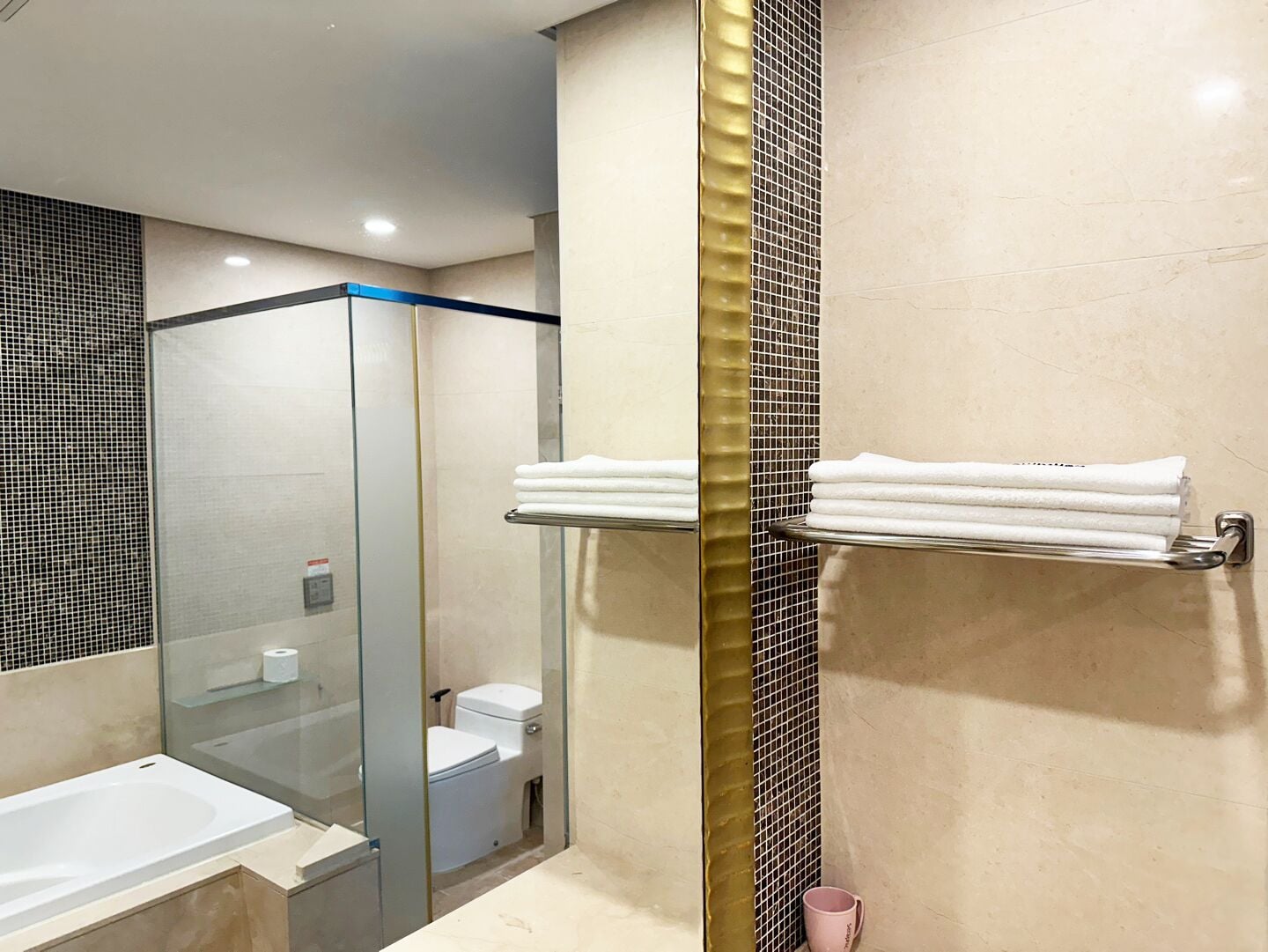 Grand Suite | Bathroom | Hair dryer, towels, soap, shampoo