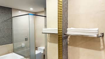 Grand Suite | Bathroom | Hair dryer, towels, soap, shampoo