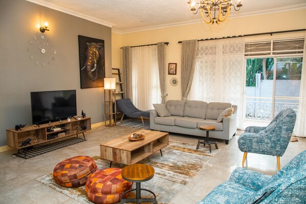 Living area - Spacious 5-bedroom bungalow in charming Kampala with WiFi (Kampala)