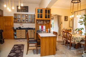 Private kitchen - Spacious 5-bedroom bungalow in charming Kampala with WiFi (Kampala)