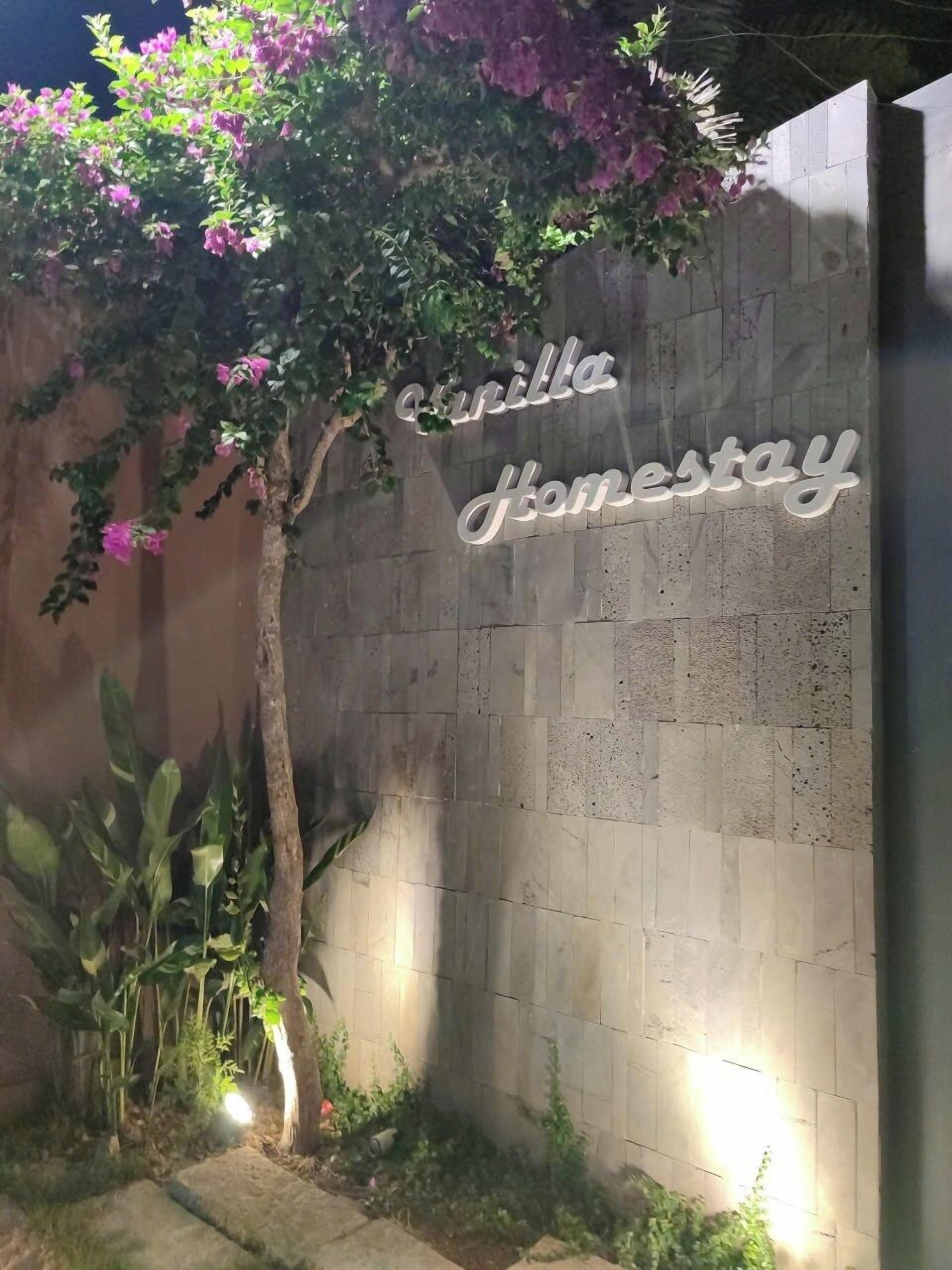 Una pared con un letrero de neón que dice 'Curilla Honesty'.