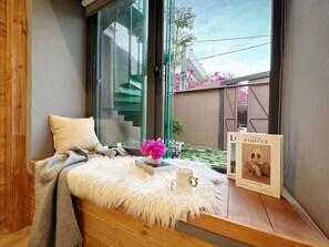 Üç Kişilik Oda, Balkon | Memory foam (visko elastik) yatak, ücretsiz minibar ürünleri 