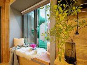 Driepersoonskamer, balkon | Badkamer | Gratis toiletartikelen, een haardroger, pantoffels, handdoeken
