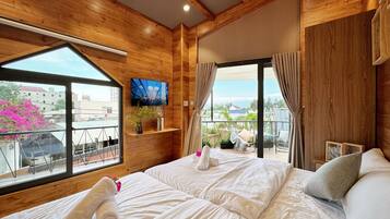 Triple Room, Balcony | 1 bedroom, memory-foam beds, free minibar items, laptop workspace