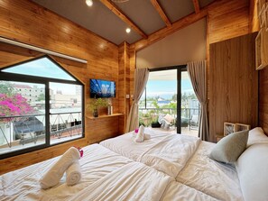 Triple Room, Balcony | Busa memori, item bar mini percuma, ruang kerja komputer riba 