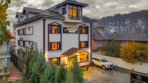 A multi-story hotel with a sign reading "Moonstone de Luxe." - Hotel Moonstone de luxury (Srinagar)