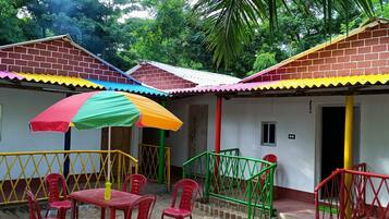 Vista frontal de la propiedad