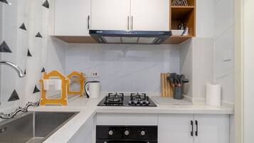 Apartamento executivo, 1 cama King, vista para a cidade | Cozinha privada | Máquina de café expresso, cafeteira/chaleira, chaleira elétrica