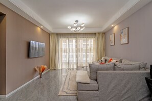 Executive-Apartment, 1 King-Bett, Stadtblick | Wohnbereich | 65-Zoll-Smart-TV mit Kabelempfang, Kamin, Pay-TV