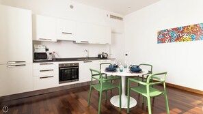 Căn hộ (1 Bedroom) | Bếp riêng | Lò vi sóng, lò nướng, ấm điện, ghế cao cho trẻ em