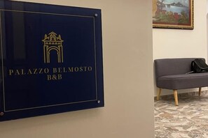 Interior - Camera Matrimoniale Palazzo Belmosto (Napoli)